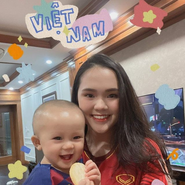 Trong thời gian Duy Mạnh thi đấu ở nước ngoài và thực hiện cách ly sau khi về nước, bà xã Quỳnh Anh thường xuyên đăng hình ảnh cùng con trai cổ vũ cho ông xã. Ngày 20/6, nàng WAGs đăng clip con trai hào hứng khi nhìn thấy bố trả lời phỏng vấn trên truyền hình. Ảnh: @duymanh2909.