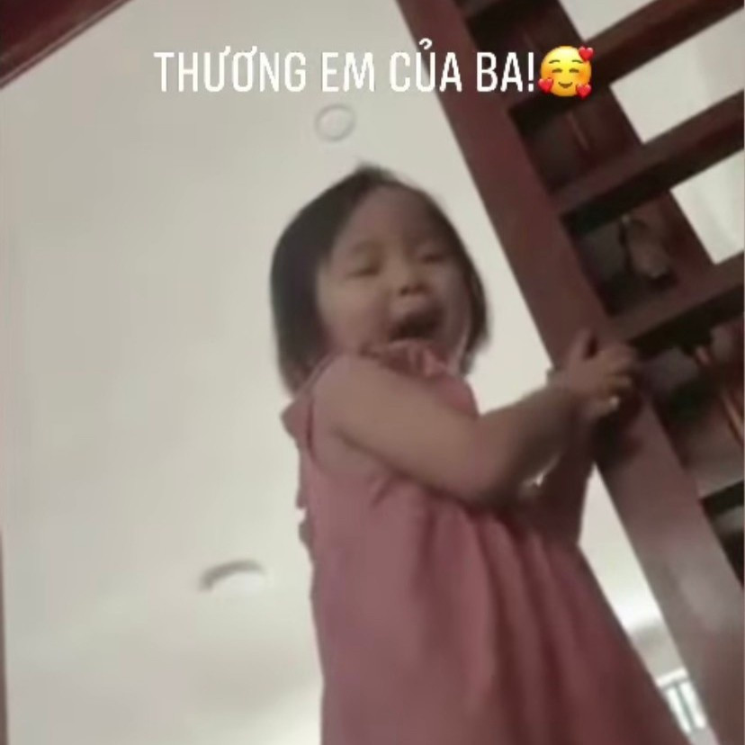 Trước đó, khi vừa kết thúc hành trình ở UAE, trung vệ quê Nghệ An đăng clip về công chúa nhỏ được bà xã Thùy Phương gửi lên story trang cá nhân. Trong đoạn video, khi mẹ hỏi "Con đang làm gì đấy", Sunny đáp lại "Con đang đợi ba về". Câu nói của con gái khiến anh không khỏi xúc động. Ảnh: Quế Ngọc Hải.