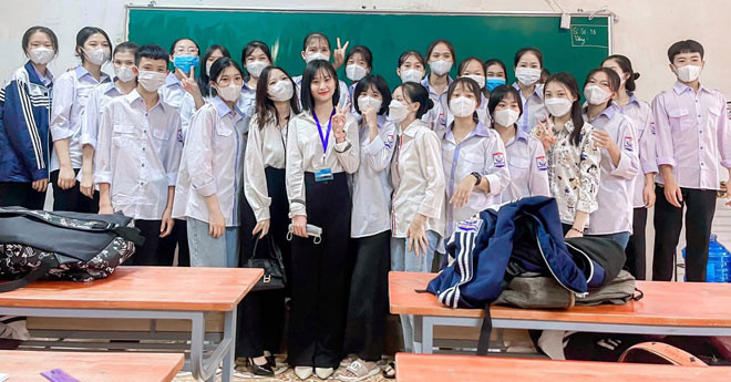 Cô giáo bị nhầm lẫn là học sinh vì quá trẻ khiến dân tình xôn xao Co giao bi nham lan la hoc sinh vi qua tre khien dan tinh xon xao