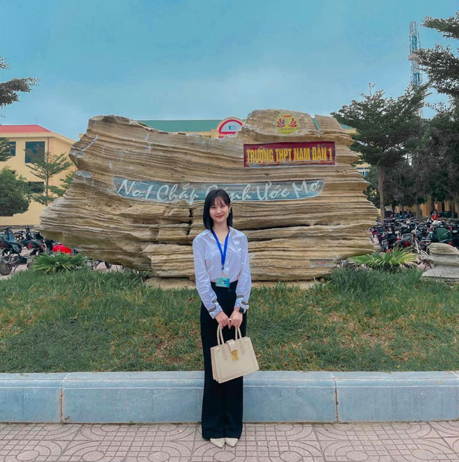 Cô giáo bị nhầm lẫn là học sinh vì quá trẻ khiến dân tình xôn xao - Hình 2 Co giao bi nham lan la hoc sinh vi qua tre khien dan tinh xon xao-Hinh-2