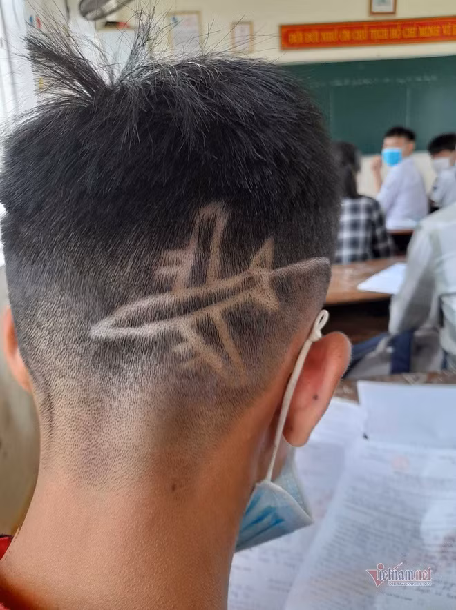 Thay giao xu tri voi mai toc ky la cua hoc tro