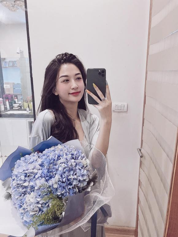 Thu Vu khoe dien thoai moi nhung lai bi dan mang soi ra diem nay