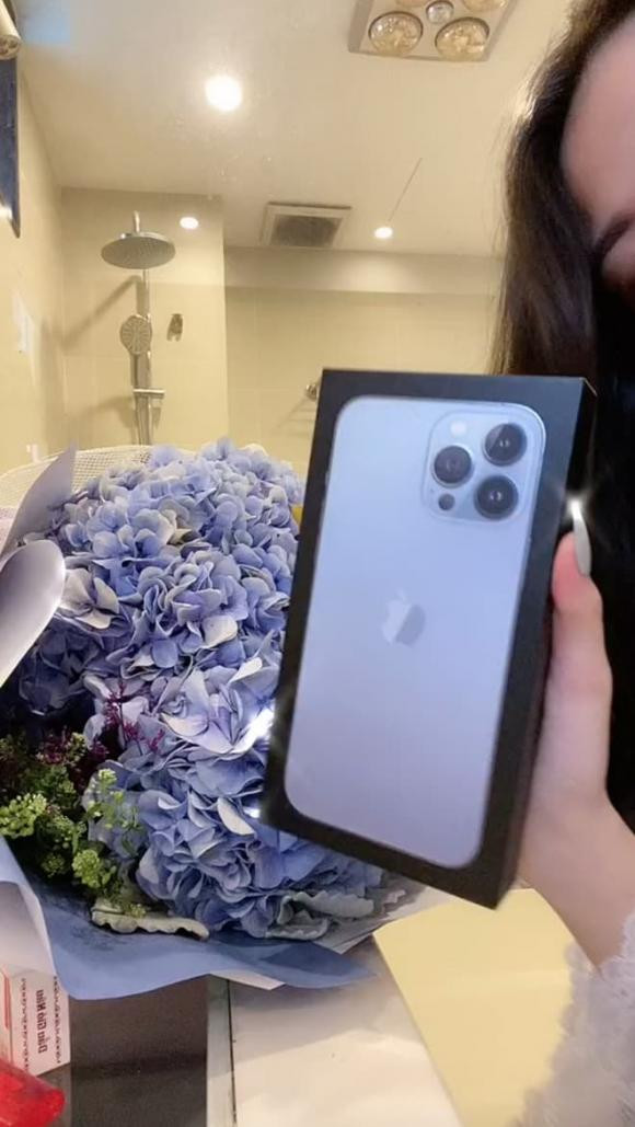 Thu Vu khoe dien thoai moi nhung lai bi dan mang soi ra diem nay-Hinh-4