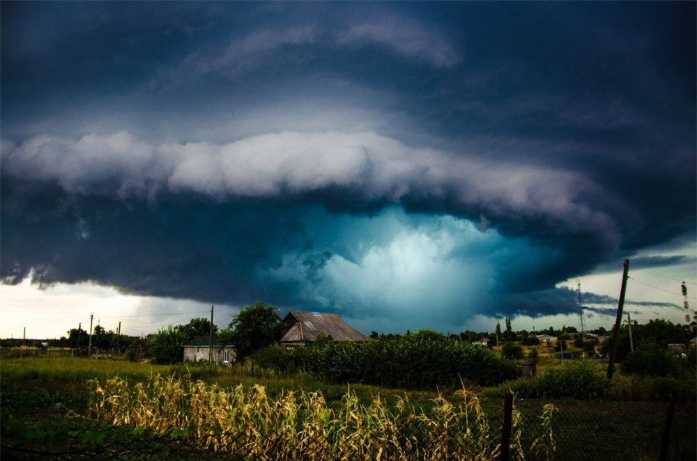Tối mùa hè tại một ngôi làng ở Nga.