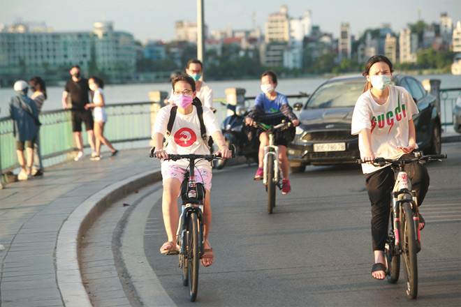 Bên cạnh những chiếc xe đạp đắt tiền được người trẻ bỏ tiền ra sở hữu thì cũng có khá nhiều cửa hàng cho thuê xe đạp bỗng mọc lên như nấm quanh khu vực ven hồ như đường Trích Sài, Nguyễn Đình Thi...