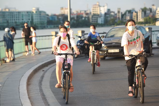 Bên cạnh những chiếc xe đạp đắt tiền được người trẻ bỏ tiền ra sở hữu thì cũng có khá nhiều cửa hàng cho thuê xe đạp bỗng mọc lên như nấm quanh khu vực ven hồ như đường Trích Sài, Nguyễn Đình Thi...