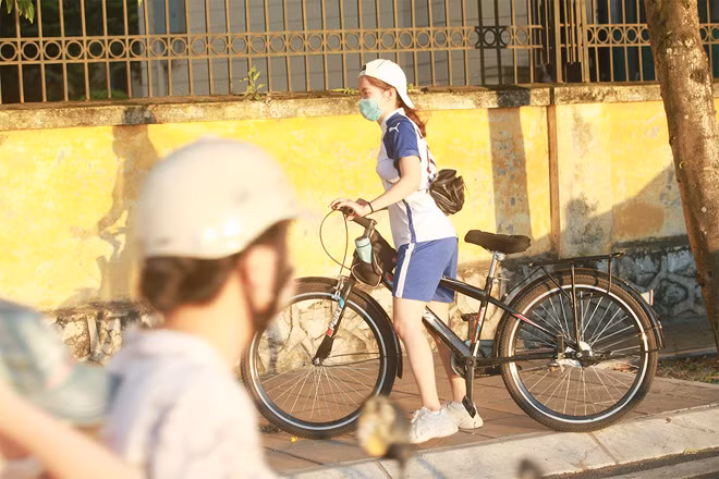 Đạp xe vừa rèn luyện sức khỏe vừa được ngắm cảnh đẹp. Mọi người thường dừng xe đón hoàng hôn trên Hồ Tây và không quên lưu lại những tấm hình đẹp.