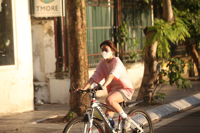 Hà Nội đang trong thời điểm nắng nóng gay gắt, tuy nhiên đến khoảng 17h thì các con đường ven Hồ Tây đã mát hơn. Đó chính là khoảng thời gian mọi người đạp xe rất nhiều, đặc biệt là những ngày cuối tuần. 