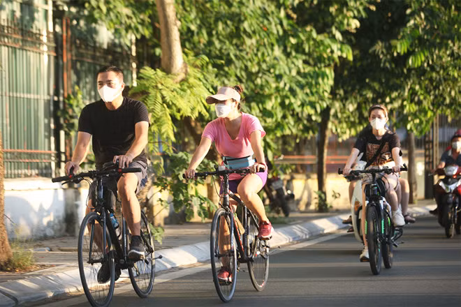  Quanh Hồ Tây có rất nhiều cây, mỗi mùa lại có một loài hoa nở riêng nên mùa nào nơi đây cũng rất đẹp.