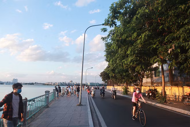 Mới đây, giới trẻ Hà Nội dấy lên trào lưu đi xe đạp. Những ngày cuối tuần hay những buổi chiều trong ngày, nơi đâu cũng bắt gặp những chàng trai, cô gái mặc đồ thể thao, thoăn thoắt đạp xe tập thể dục trên phố. Và đặc biệt là khu vực Hồ Tây thoáng mát, thơ mộng bỗng trở thành điểm đến lý tưởng của những người thích đạp xe.