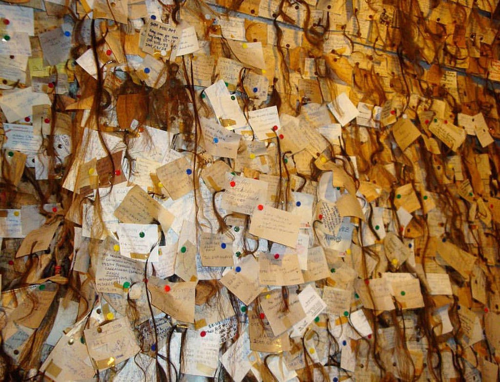  3. Bảo tàng tóc Avanos, Thổ Nhĩ Kỳ: Nơi đây trưng bày các mẫu tóc của phụ nữ với hơn 16.000 ổ khóa tóc có độ dài, màu sắc khác nhau. Trong hàng nghìn mẫu tóc được trưng bày, một số mẫu được kèm theo các mảnh giấy ghi chú và hình ảnh. Những người tham quan cũng có thể đóng góp thêm các mẫu tóc của mình cho bảo tàng. Ảnh: Medium.