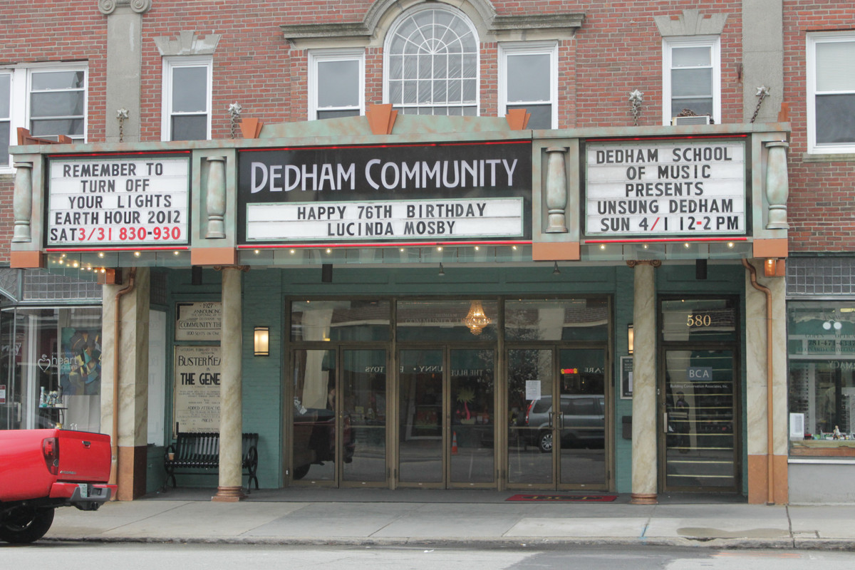  2. Bảo tàng nghệ thuật xấu, Mỹ: Nằm trong một tầng hầm bên dưới nhà hát, bảo tàng vùng Massachusetts là nơi kỷ niệm và khích lệ sự cố gắng, lòng nhiệt thành của các tác giả dành cho những tác phẩm nghệ thuật có tính thẩm mỹ vô cùng thấp. Tuy nhiên, điều quan trọng mà bảo tàng muốn đem lại cho người thưởng thức chính là nụ cười thư giãn sau những căng thẳng của cuộc sống thường nhật. Ảnh:Baystateroadrunnerfileswordpress.