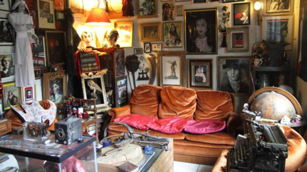  8. Bảo tàng ma cà rồng và các sinh vật thần thoại, Pháp: “Le Musée de Vampires et Monstres de l’lmaginaire” ở thành phố Paris, Pháp là bảo tàng đặc biệt dành cho những người hâm mộ ma cà rồng. Bảo tàng này trưng bày những hiện vật liên quan đến ma cà rồng và các sinh vật thần thoại khác. Khi đến đây, du khách sẽ biết được nhiều điều về ma cà rồng cũng như được trải nghiệm nỗi sợ hãi khi chiêm ngưỡng "nhan sắc" ghê người của những sinh vật hút máu người này. Ảnh: Lebaladin.