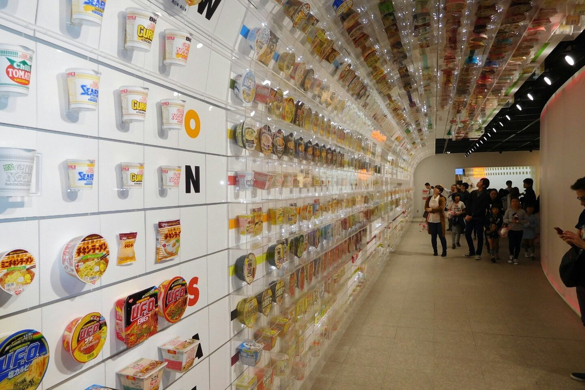  10. Bảo tàng mì ăn liền, Nhật Bản: Bảo tàng được xây dựng để vinh danh cha đẻ của mỳ ăn liền, ông Momofuku Ando. Ông là người đã tạo ra món ăn này để giúp những người dân nghèo Nhật Bản chống chọi với cái đói vào thời kỳ hậu Thế chiến 2. Bảo tàng mì ăn liền là nơi mà lịch sử hình thành cũng như phát triển của mì ăn liền qua các thời kỳ được giới thiệu một cách rõ ràng nhất. Ảnh: Japantravel.