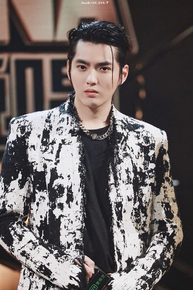 Ong lon nao chong lung Ngo Diec Pham trong Cbiz?