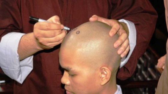 Dấu ba chấm trên đầu các vị hoà thượng có ý nghĩa gì? Dau ba cham tren dau cac vi hoa thuong co y nghia gi?