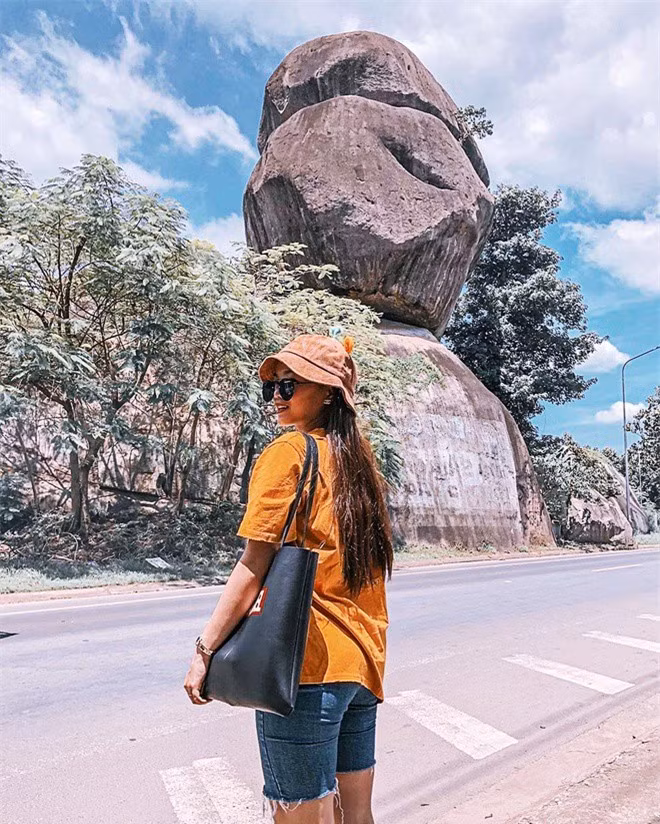 Địa danh Đá Ba Chồng nằm ngay cạnh quốc lộ 20, đoạn qua khu vực dân cư sầm uất của huyện Định Quán, tỉnh Đồng Nai. Nơi đây có 3 tảng đá xếp chồng lên nhau với độ cao khoảng 36 m so với mặt đất, trông chênh vênh nhưng lại vững chãi trước thời gian, tạo nên cảnh tượng độc đáo.