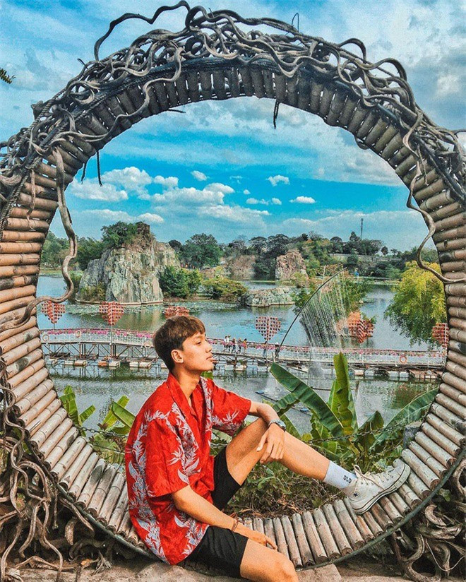 Nằm tại TP Biên Hòa, Bửu Long là khu du lịch được nhiều người biết đến ở Đồng Nai. Nơi đây có cảnh núi non, hồ nước, hang động, chùa chiền cùng nhiều công trình nhân tạo khác, thu hút du khách check-in. Bửu Long được xếp hạng di tích danh thắng quốc gia vào năm 1990.