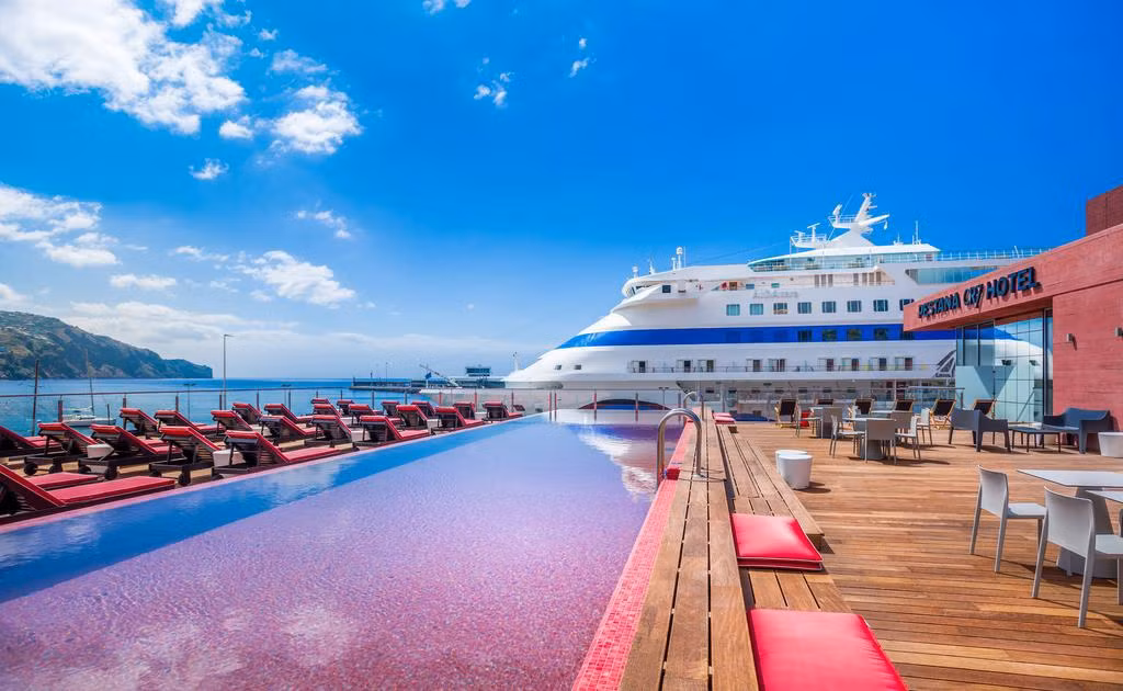  Pestana CR7 Funchal (Bồ Đào Nha): Khách sạn 4 sao tọa lạc tại hòn đảo du lịch Madeira nổi tiếng. Trong thời gian lưu trú, du khách có thể tận hưởng quầy bar, hồ bơi vô cực trên tầng thượng với tầm nhìn ra biển, phòng xông hơi khô, bể sục, phòng tập thể dục ngoài trời... Ngoài ra, khi đặt phòng khách sạn, bạn không cần phải mua thêm vé vào cửa Bảo tàng CR7. Ảnh: Pestana CR7.