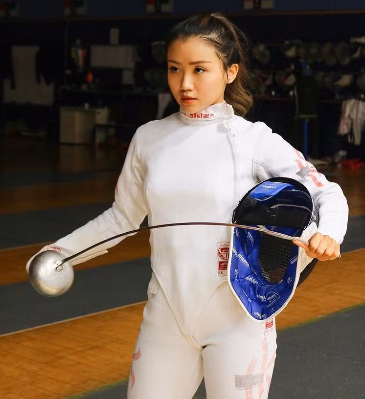 Moonie bắt đầu tập luyện môn đấu kiếm từ năm 8 tuổi và trở thành VĐV kiếm Epee nghiệp dư năm 14 tuổi. Từ năm 2012, cô đã tham gia các giải đấu quốc tế để tích lũy kinh nghiệm. Nữ VĐV lần lượt giành huy chương đồng đồng đội tại Á vận hội Incheon 2014, huy chương bạc cá nhân Olympic trẻ 2018. Hiện tại, Moonie là thành viên chủ lực của Đội kiếm ba cạnh nữ Hong Kong.