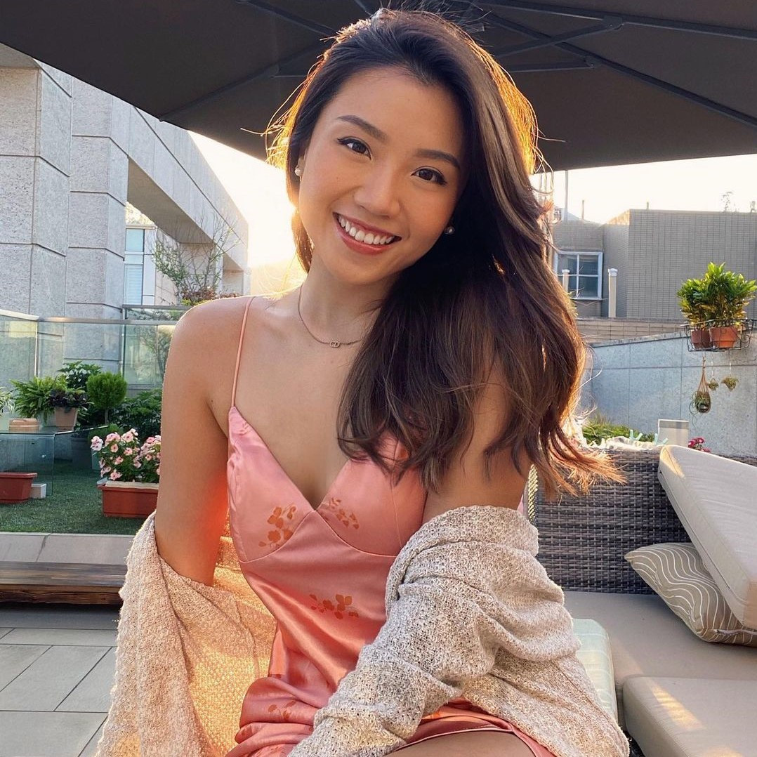 Người đẹp Hong Kong được nhận xét có tính cách thoải mái, vui vẻ. Cô thường cảm ơn tin nhắn động viên, tương tác với fan một cách hòa nhã. Moonie chia sẻ nhiều bí quyết làm đẹp, thói quen sống lành mạnh với người hâm mộ.