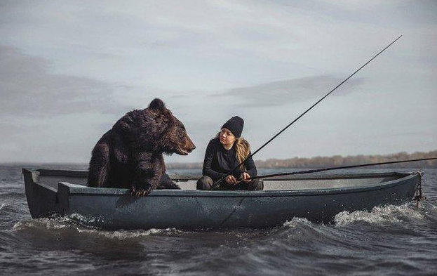 Nu nhiep anh gia nuoi han con gau nau de dat di choi-Hinh-2