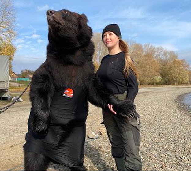 Nu nhiep anh gia nuoi han con gau nau de dat di choi