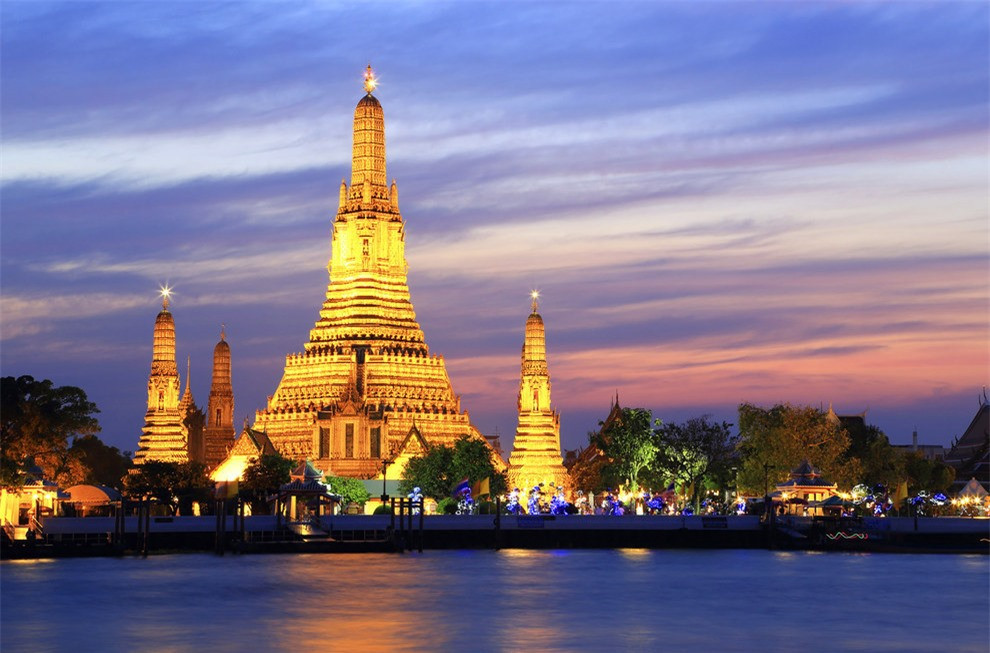 Biểu tượng du lịch của Bangkok, Thái Lan -Wat Arun có tên tiếng Việt Chùa Bình Minh nổi bật trên nền trời với ánh vàng rực rỡ.