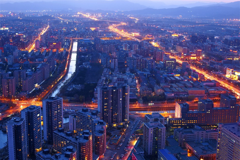 Những con đường ở Thủ đô Bắc Kinh, Trung Quốc như những dòng nham thạch đỏ đang cuồn cuộn chảy.