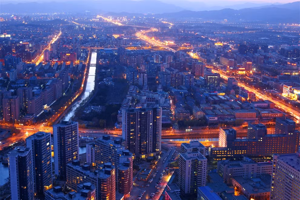 Những con đường ở Thủ đô Bắc Kinh, Trung Quốc như những dòng nham thạch đỏ đang cuồn cuộn chảy.