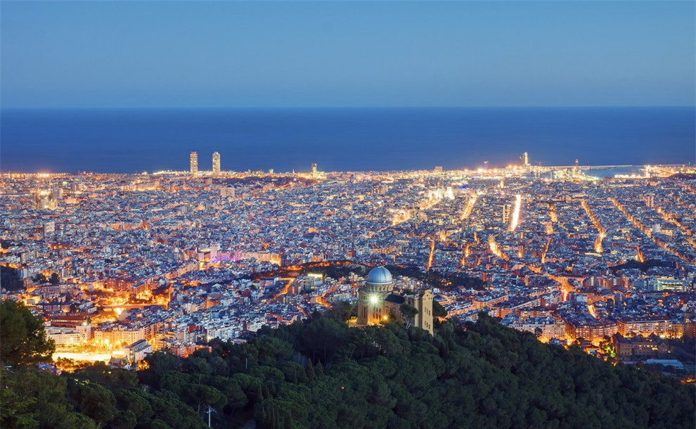 Thành phố Barcelona, Tây Ban Nha bừng sáng khi màn đêm buông xuống.