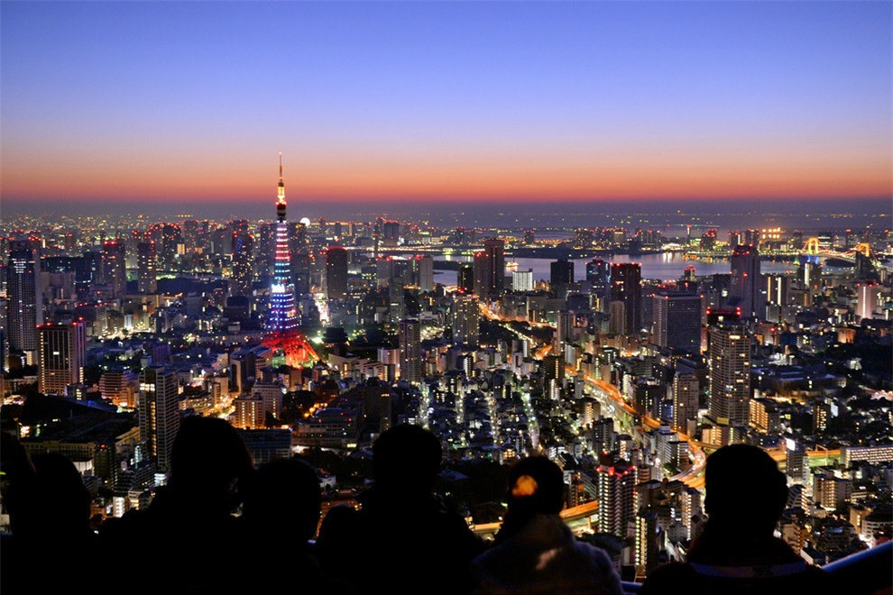 Hoàng hôn ở Tokyo, Nhật Bản luôn là khoảnh khắc nhiều người muốn nhìn ngắm với đường chân trời đỏ rực, thành phố lung linh lúc lên đèn.