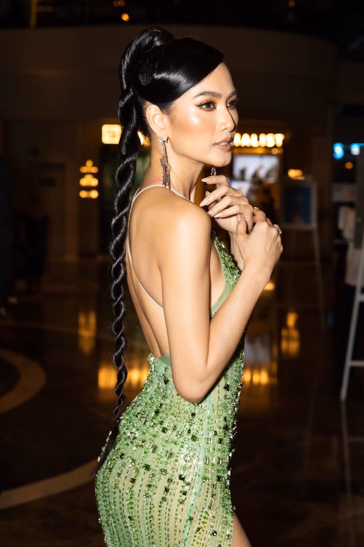 Với thân hình mảnh mảnh mai, thiết kế váy để khoảng hở sâu sau lưng tôn hình thể tuyệt đẹp của siêu mẫu.