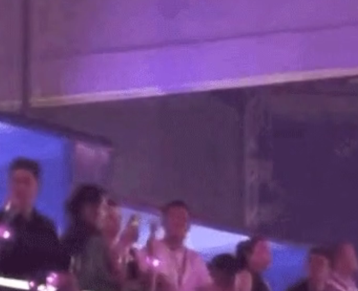 Chồng cũ Lệ Quyên và Cẩm Đan bị bắt gặp khoảnh khắc "ôm hôn nhau" - Hình 2 Chong cu Le Quyen va Cam Dan bi bat gap khoanh khac