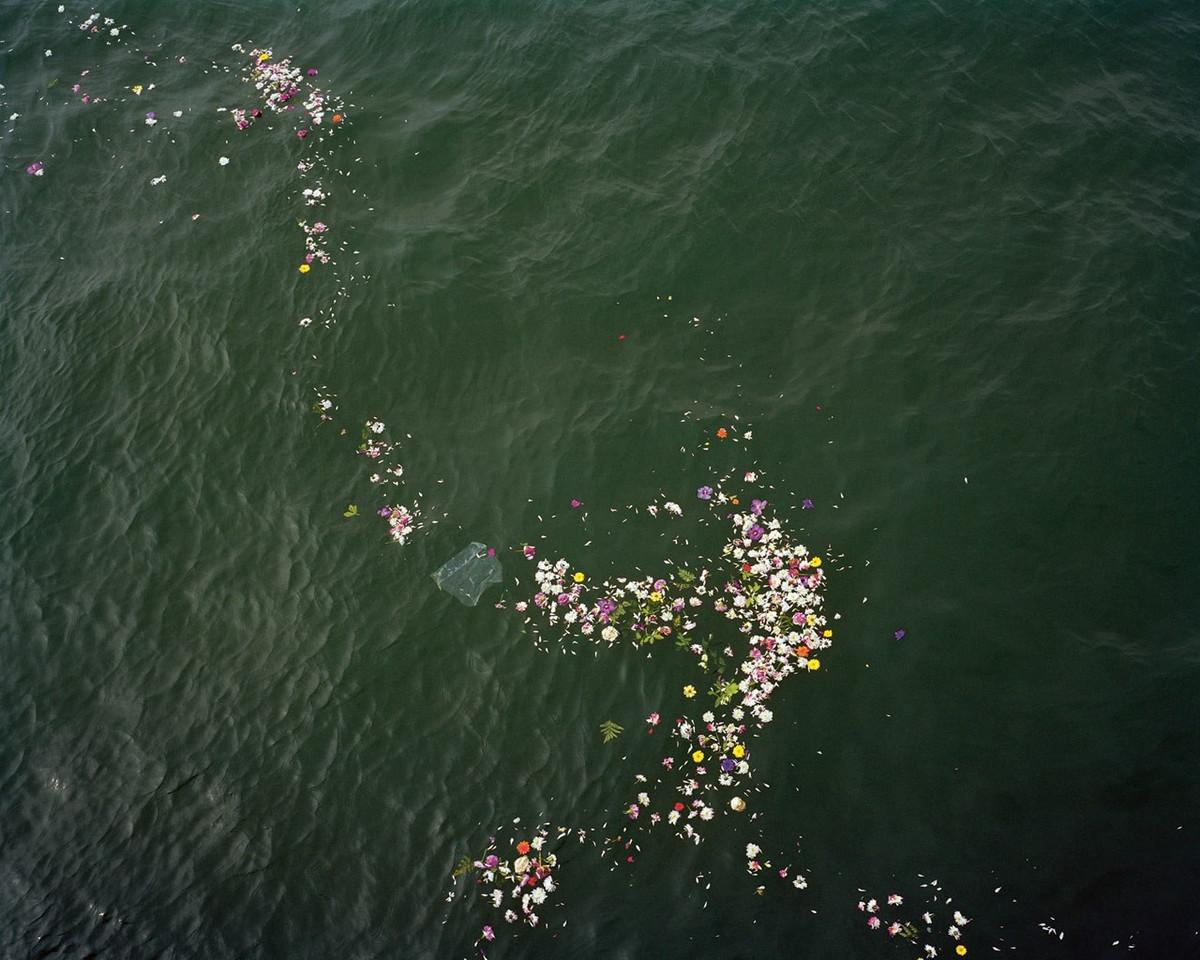 Tác phẩm của bà không nói về cảnh quan hùng vĩ của Thames nơi đô thị mà nhiều hơn là về mối quan hệ sâu sắc và luôn thay đổi của loài người với con sông. Ảnh: Dewe Mathews.