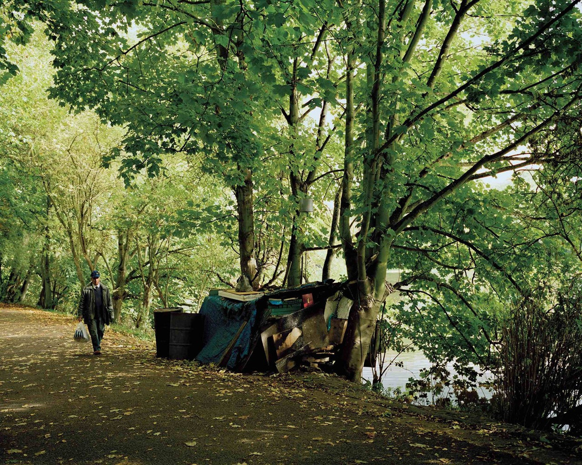 “Tôi thường đi bộ qua sông mỗi ngày, trên đường đến trường và nhớ rõ mình bị cuốn hút bởi dòng nước đục ngầu bên dưới mình”, bà thích thú nói. Ảnh: Dewe Mathews.