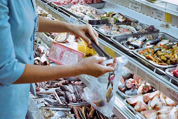 Nhung do an trong sieu thi, khong dam bao ve sinh cho dai mua