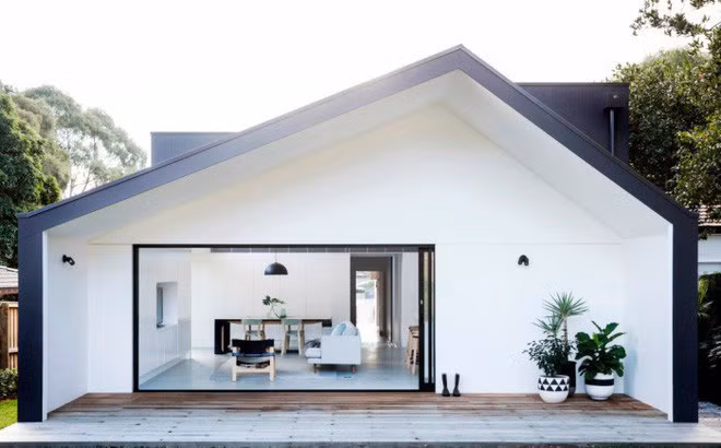 Mẫu nhà nổi bật với sự tối giản về kiểu dáng lẫn màu sắc. Mái Thái được đơn giản hóa một cách tối đa với kiến trúc phi đối xứng, sử dụng tông màu đen trắng đối lập, làm nên tổng thể vừa nhẹ nhàng, gọn gàng vừa khỏe khoắn, thời thượng. Đặc biệt, với hệ cửa kính lớn, không gian nhà gần như hòa hợp với thiên nhiên nhiều cây xanh xung quanh. Nhà mái Thái pha trộn kiến trúc Bắc Âu và Pháp