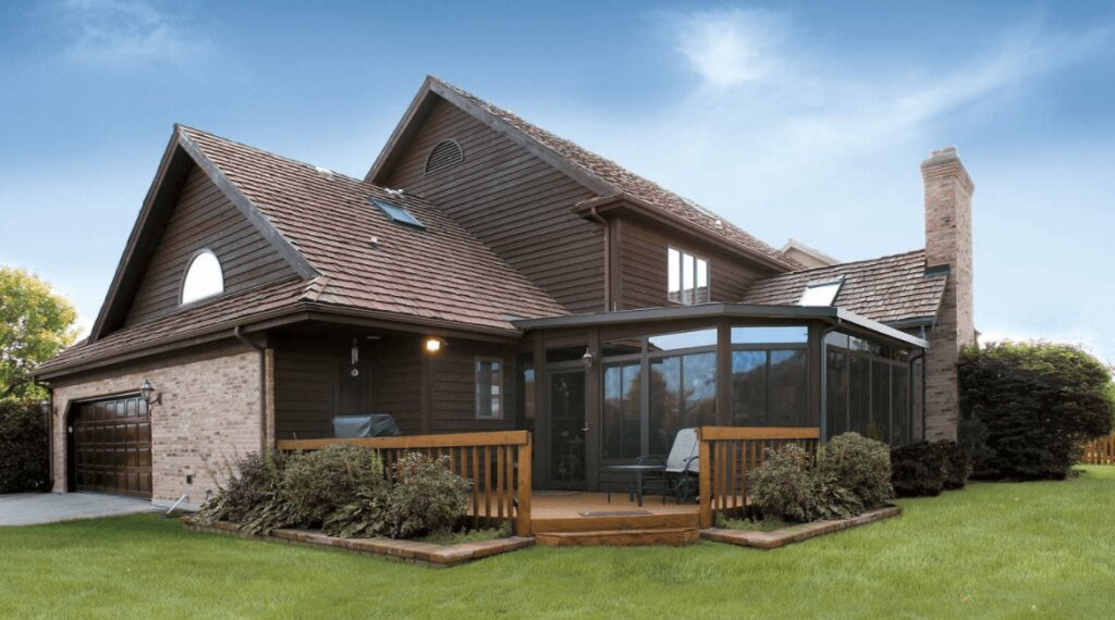 Phong cách thiết kế nhà mái Thái pha trộn chút kiến trúc Pháp luôn mang đến cảm giác lãng mạn và bình yên. Tông màu trầm bao phủ gần như toàn bộ công trình nhưng lại được làm sáng lên bằng hệ thống cửa kính hiện đại. Bố cục mái so le tạo nên không gian mở cho bên trong nhà. Đặc biệt, phần tường ốp đá mang đến vẻ đẹp bình dị, mộc mạc như ở đồng quê nước Pháp. Nhà mái Thái cho diện tích nhỏ