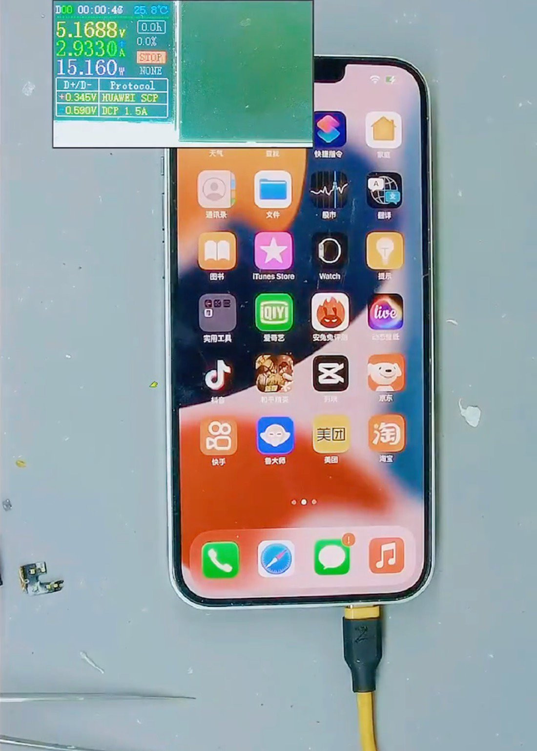 Dù bổ sung nhiều thành phần, chiếc iPhone 13 Pro Max của Changshun vẫn được iTunes nhận khi cắm vào máy tính. Cổng USB-C cho công suất sạc 15 W.