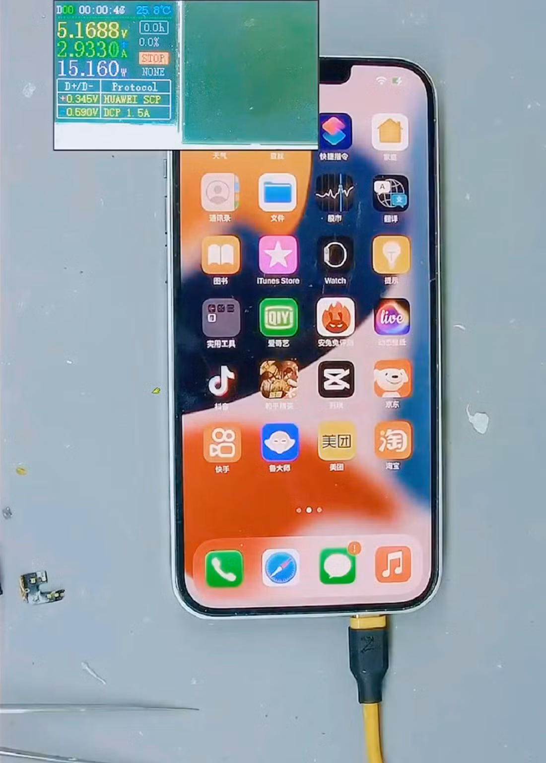 Dù bổ sung nhiều thành phần, chiếc iPhone 13 Pro Max của Changshun vẫn được iTunes nhận khi cắm vào máy tính. Cổng USB-C cho công suất sạc 15 W.