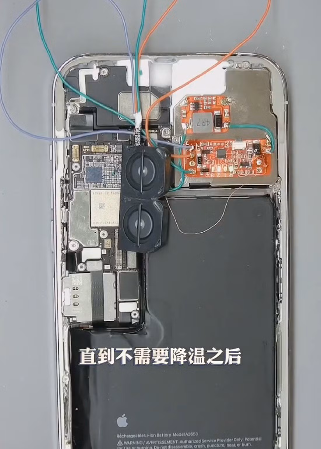 Chiếc iPhone 13 Pro Max được Changshun mua mới. Sau khi tháo bo mạch khỏi thân máy, kỹ sư này dùng mỏ hàn tách bộ tản nhiệt tích hợp (IHS), gắn quạt tản nhiệt để tăng khả năng làm mát rồi thêm loa ngoài cho âm lượng lớn hơn.