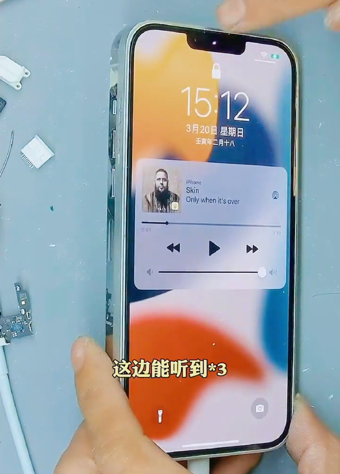 Khi kiểm tra bằng ứng dụng AnTuTu Benchmark, chiếc iPhone 13 Pro Max tùy chỉnh đạt hơn 870.000 điểm, cao hơn khoảng 155.000 điểm so với iPhone bình thường. Theo XDA, lý do có thể đến từ 2 quạt tản nhiệt giúp làm mát tốt hơn.