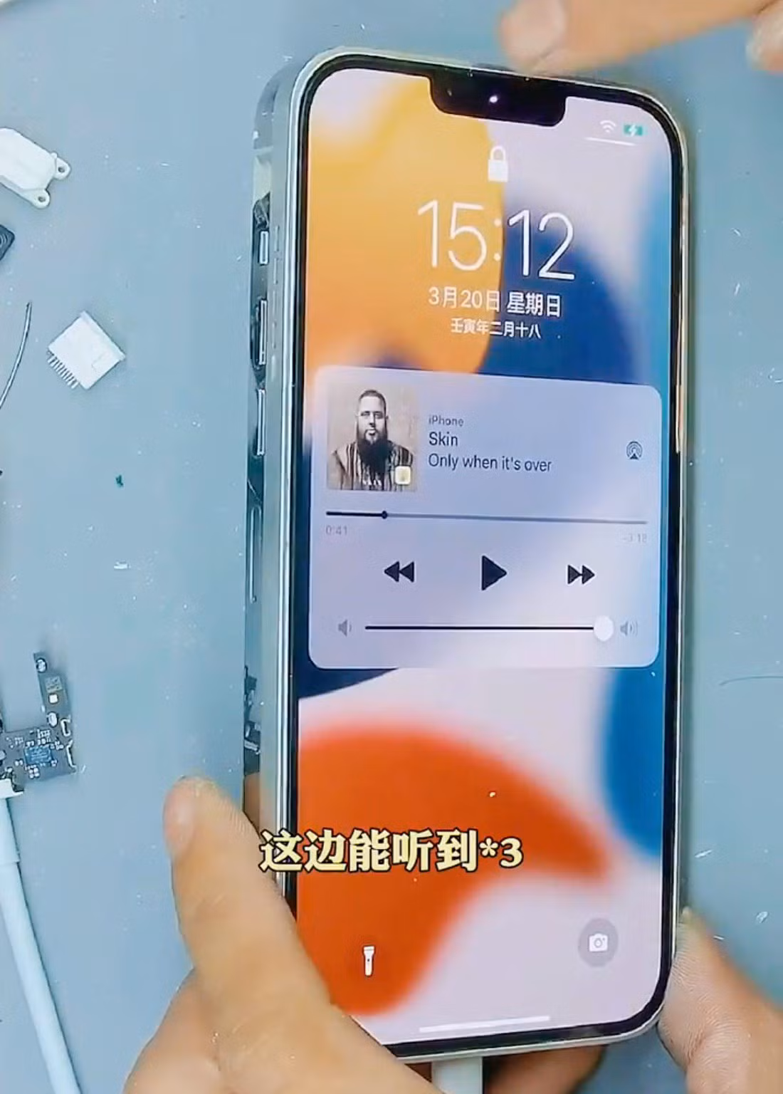 Khi kiểm tra bằng ứng dụng AnTuTu Benchmark, chiếc iPhone 13 Pro Max tùy chỉnh đạt hơn 870.000 điểm, cao hơn khoảng 155.000 điểm so với iPhone bình thường. Theo XDA, lý do có thể đến từ 2 quạt tản nhiệt giúp làm mát tốt hơn.