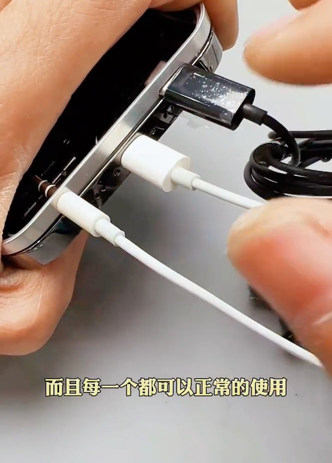 Tiếp theo, một khung kim loại được gắn lên trên khung gốc của iPhone để chứa viên pin thứ 2 và các thành phần bổ sung, khiến độ dày của iPhone 13 Pro Max tăng gấp đôi. Changshun phải mài một phần khung thép để gắn cổng USB-C và giắc tai nghe 3,5 mm.