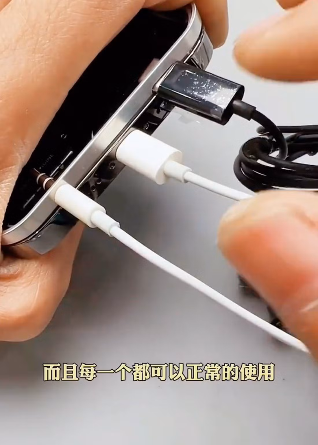 Tiếp theo, một khung kim loại được gắn lên trên khung gốc của iPhone để chứa viên pin thứ 2 và các thành phần bổ sung, khiến độ dày của iPhone 13 Pro Max tăng gấp đôi. Changshun phải mài một phần khung thép để gắn cổng USB-C và giắc tai nghe 3,5 mm.