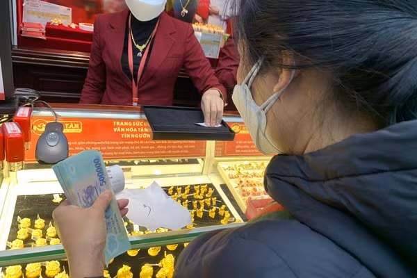 Gia vang hom nay 16/3: Vang do sup, xuong 54 trieu dong/luong