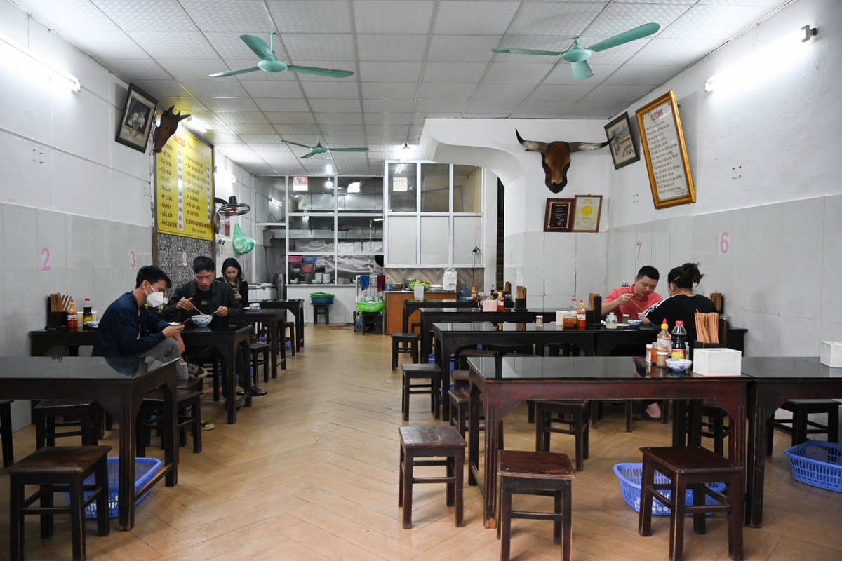 Hang quan Ha Noi vang khach khi so ca COVID-19 tang ky luc