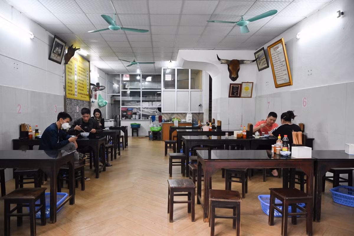 Hang quan Ha Noi vang khach khi so ca COVID-19 tang ky luc