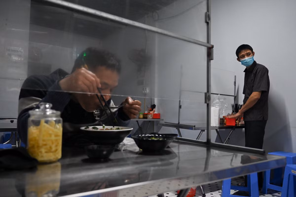 Hang quan Ha Noi vang khach khi so ca COVID-19 tang ky luc-Hinh-3